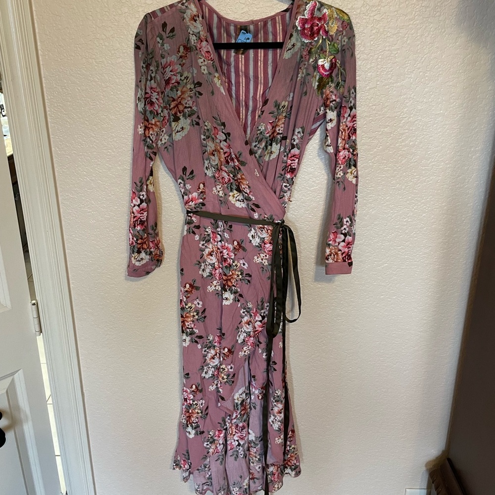 Beautiful embroidered flowers & lace overlay on shoulder/back, wrap dress.